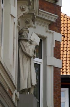 Gutenberg statue on a house in Hamelin