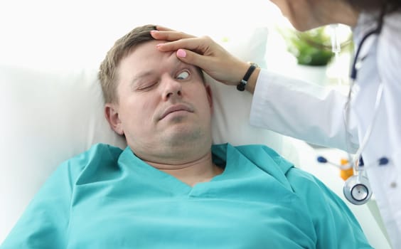 Doctor opens his eyes to patient unconscious clinic. Rehabilitation procedure after intoxication. Overdose threatens to develop complications. Kidney dysfunction, predisposition to edema