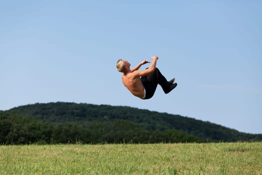 Salto,young athlete doing exercise in nature