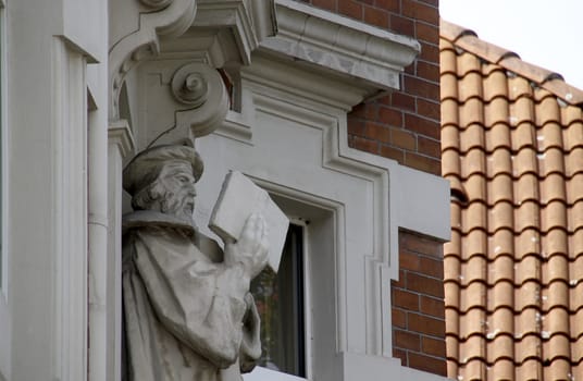Gutenberg statue on a house in Hamelin