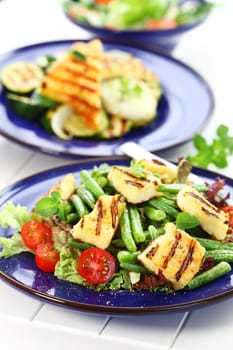 Grilled cheese on green beans with tomatoes