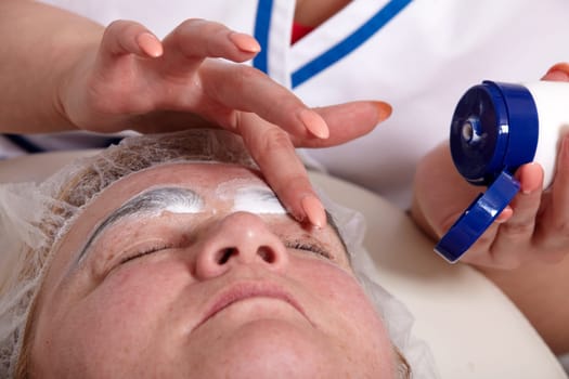 Eyebrow tinting