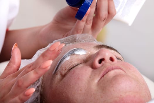 Eyebrow tinting