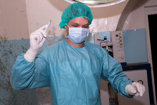 Surgeon prepare cut patient before coming difficult surgery