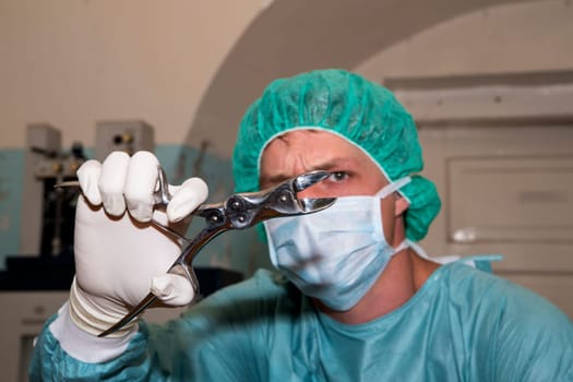 Surgeon show strange tool before coming difficult surgery