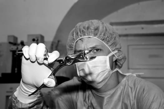 Surgeon show strange tool before coming difficult surgery