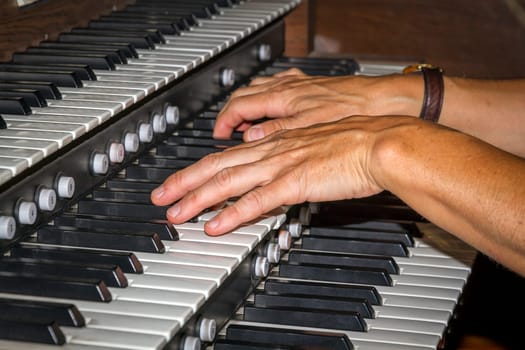 hands playing organ