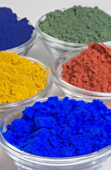 Colour pigments in glass bowls