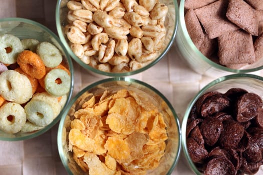 a mix of breakfast cereals