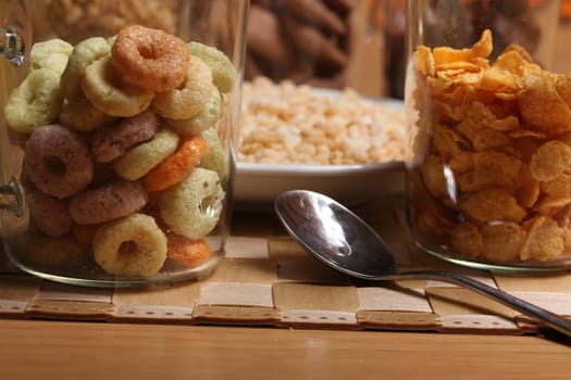 a mix of breakfast cereals