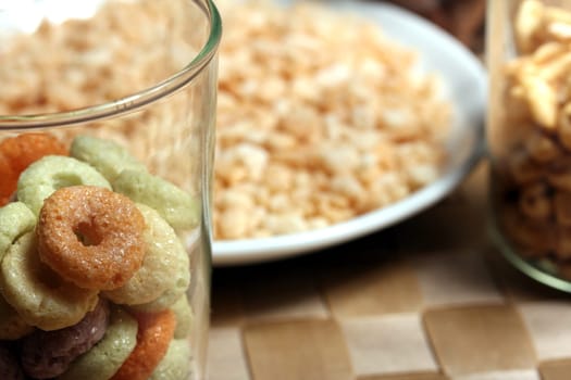 a mix of breakfast cereals