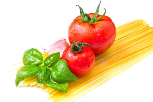 Raw spaghetti with fresh tomatoes