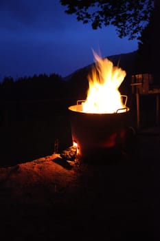 At nightfall, the fire lights up the darkness and gives warmth. Get closer with your hands, and the cold of the night will be swept away. While the wood is crackling, the people around the fire tell stories and meditate in the silent and encircling atmosp