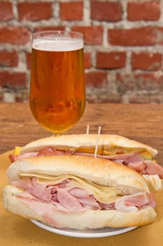 sandwich with ham and bier
