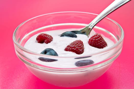 Zoomed bowl with jogurt and spoon in it