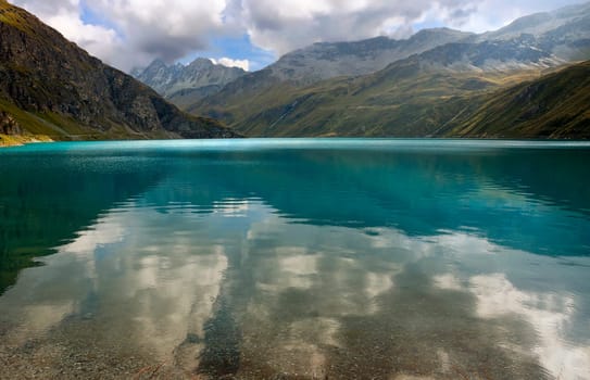 Cloud play in the water mirror