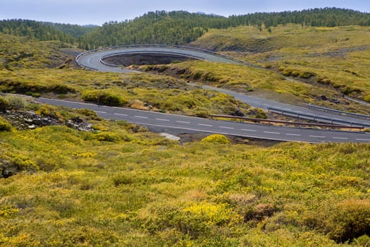 green mountain winding road curves dangerous for drivers
