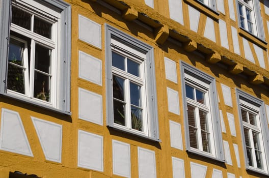 Façade with yellow half-timbering