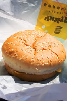 Minsk, Belarus - 20 april, 2023: Cheeseburger in hand at Burger King close up