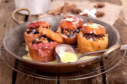 Baked apples with vanilla sauce
