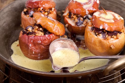 Baked apples with vanilla sauce
