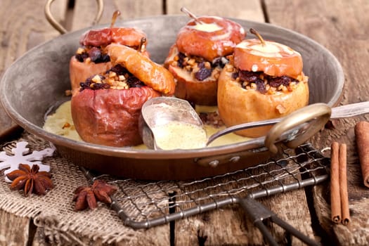 Baked apples with vanilla sauce