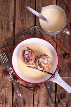 Baked apples in enamel pan