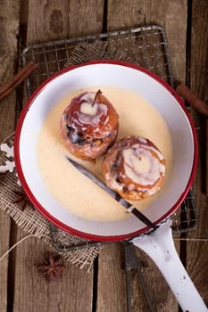 Baked apples in enamel pan