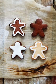4 Gingerbread men with a golden bow on a grunge background for xmas.