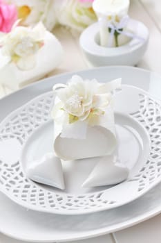 Luxury place setting in white with small present for the guests