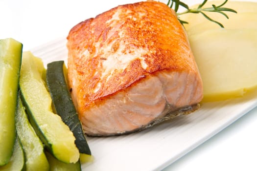 Grilled salmon with potatoes and zucchini