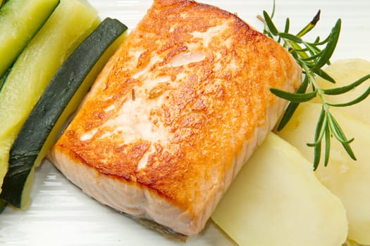 Grilled salmon with potatoes and zucchini