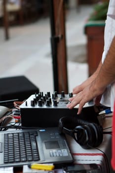 DJ