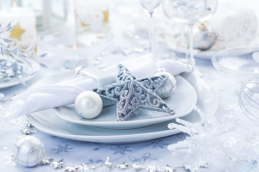 Place setting in white and silver for Christmas with star