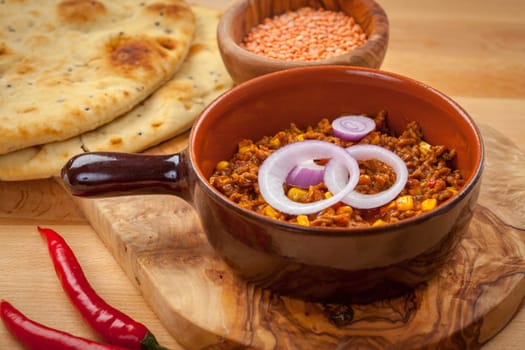 Mexican chilli con carne with red lentils and flatbread