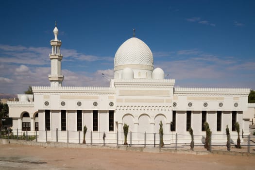the bright white Sharif Hussein Bin Ali Mosque in Aqaba/Jordan