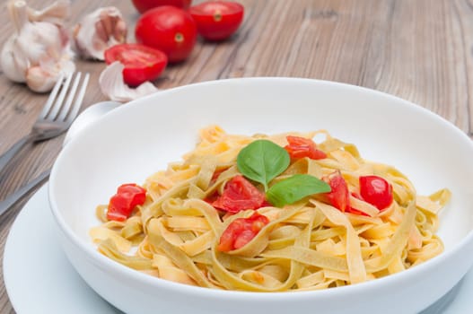 Fettuccine con aglio e pomodoro - Pasta With Garlic and Tomatoes