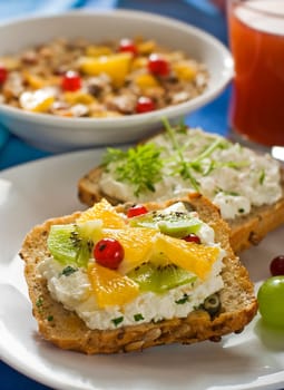 curd and sliced fruit on bread close up