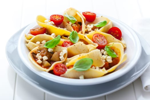 Pasta with vegetable stew with mozzarella and basil