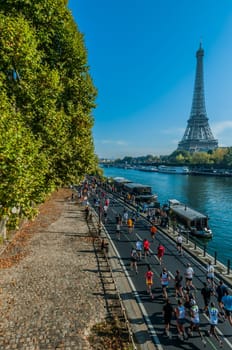 PARIS , FRANCE - APRIL  14 : marathon runners in waterfront at  Paris International Marathon on April 14 , 2006 in Paris, France
