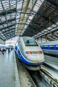 PARIS , FRANCE - JULY 7 : TGV high speed french train in gare de Lyon station on July 7 , 2006 in Paris, France