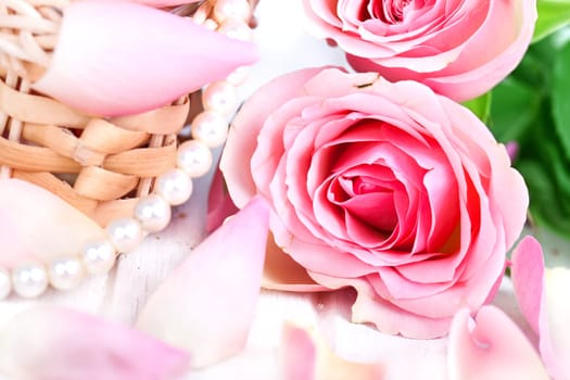 Pearl necklace with pink roses