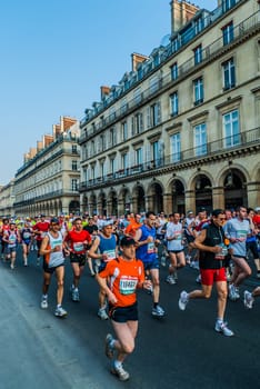 PARIS , FRANCE - APRIL  14 : marathon runners at  Paris International Marathon on April 14 , 2006 in Paris, France