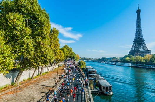 PARIS , FRANCE - APRIL  14 : marathon runners in waterfront at  Paris International Marathon on April 14 , 2006 in Paris, France