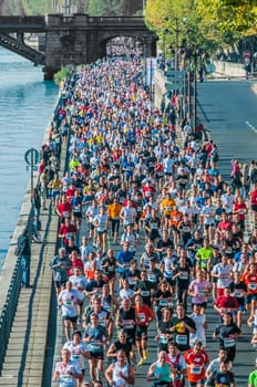 PARIS , FRANCE - APRIL  14 : marathon runners in waterfront at  Paris International Marathon on April 14 , 2006 in Paris, France