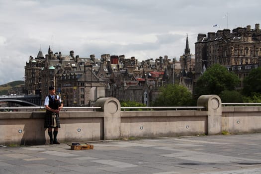 A pipe player in the Old Town, Edinburgh, Scotland, UK.