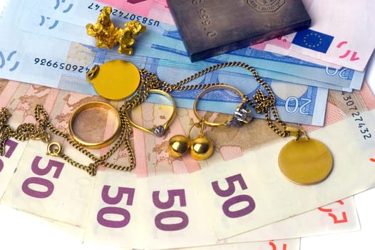 Purchase and sale of old jewels by common purchasing agencies of gold.