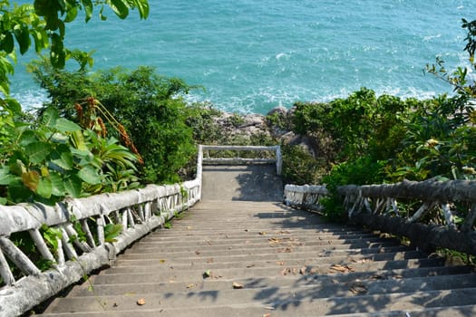 From now on,it goes steeply downhill. Even steeper than it is visible in the photo. You can't be afraid of heights here.