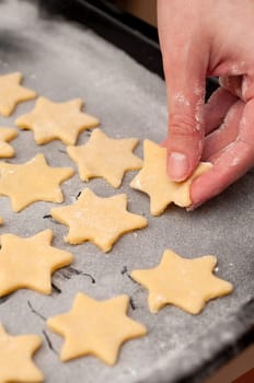Making christmas star shaped cookies