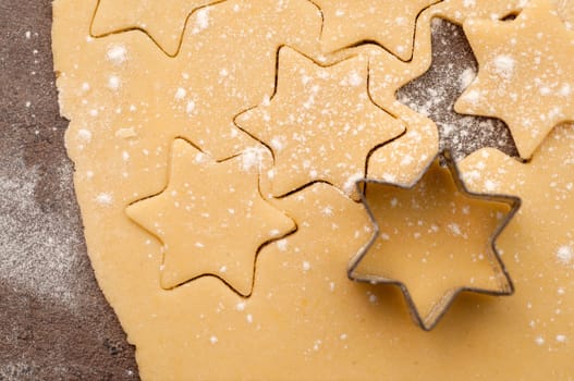 Making christmas star shaped cookies